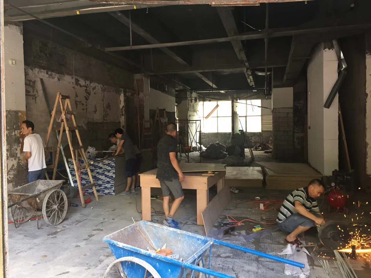 防水是家庭裝修中非常重要的一個(gè)環(huán)節(jié)，同其它隱蔽工程一樣，裝修時(shí)易被業(yè)主忽視。一般情況下，樓房中的衛(wèi)生間、浴室和廚房的地面